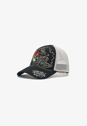 Schwarz-weiße Mesh-Trucker-Kappe mit farbig gesticktem Koi-Fisch, Wellen und dem Schriftzug "Don Ed Hardy designs" auf der Vorderseite und dem Schild.