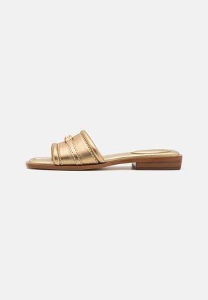 Sandales mules métalliques dorées avec deux brides horizontales, talon bloc en bois bas, et texture lisse. Semelle plate pour plus de confort.