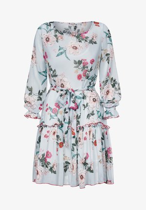 Robe fleurie bleu clair avec manches longues, poignets volantés, jupe à étages et ceinture nouée à la taille avec motifs de fleurs rose, blanc et vert.