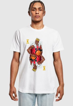 Hvid bomulds t-shirt med dobbelt-sidet grafik af en kronebærer basketballspiller i rød trøje med en basketball, omgivet af en pelskrave.