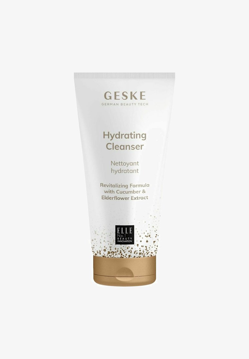 Tube en plastique blanc avec des accents dorés, étiqueté "GESKE Nettoyant Hydratant." Contient des extraits de concombre et de fleur de sureau ; design subtilement tacheté en bas.
