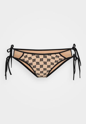 Bas de bikini en tissu nude avec un motif de logo noir répétitif, rehaussé de liens latéraux noirs et de détails en finition noire.