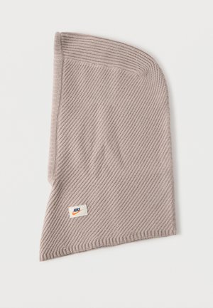 Lysebrun ribstrikket hætte med et Nike-logo påsat nær den nederste kant, vist fladt på en hvid baggrund.