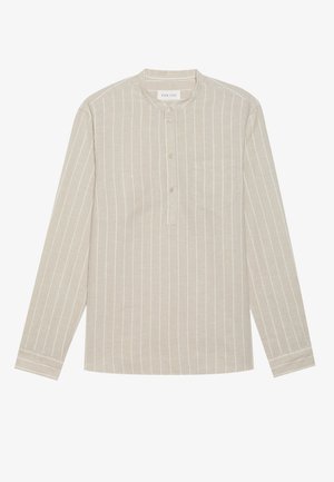 Beige overhemd met lange mouwen, voorzien van witte verticale strepen, knoopsluiting en een enkele borstzak. Zachte stof met een gladde textuur.
