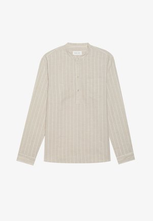 Beżowa koszula z długim rękawem w białe pionowe paski, z zapięciem na guziki i jedną kieszonką na piersi. Miękka tkanina o gładkiej fakturze.