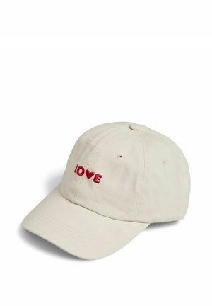 Șapcă de baseball bej cu cuvântul "LOVE" brodat în roșu, unde litera O este înlocuită de o inimă, pe panoul frontal.