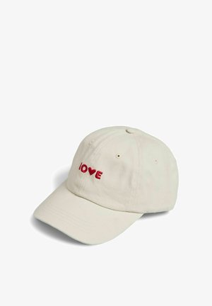 Gorra de béisbol beige con la palabra "LOVE" bordada en rojo, donde la letra O está reemplazada por una forma de corazón, en el panel frontal.