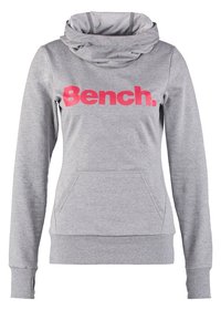 Felpa grigia con un grande logo "Bench." di colore rosa acceso sulla parte anteriore, design con collo a cappuccio, tasca frontale a marsupio e polsini a costine.
