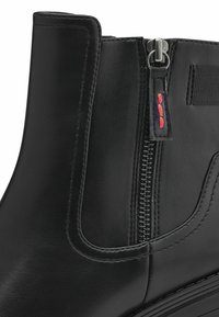 s.Oliver Bottines à plateau - black