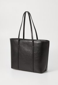 Zwarte neplederen tote bag met twee lange handvatten, rechthoekige vorm, gladde textuur en zichtbare stiksels aan de zijkanten.