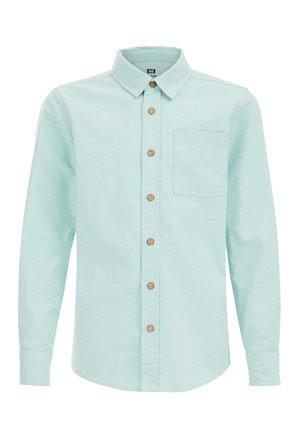 Chemise bleu clair à manches longues boutonnée avec poche poitrine devant et boutons marron, avec col classique.