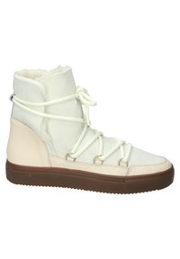 Botte d'hiver haute blanche avec semelle marron, lacets épais enroulés autour de la tige, et doublure douce et pelucheuse visible en haut.