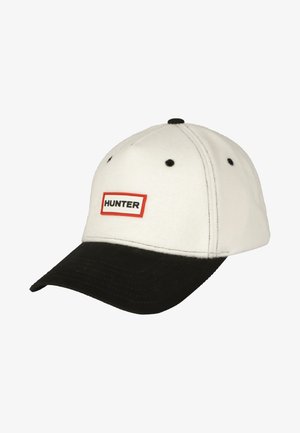 Witte en zwarte baseballpet met zwarte ventilatiegaten en het "HUNTER"-logo in zwarte letters binnenin een wit rechthoek met rode rand aan de voorkant.