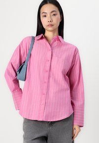 Gina Tricot POPLIN  - Užsagstoma palaidinė - pink