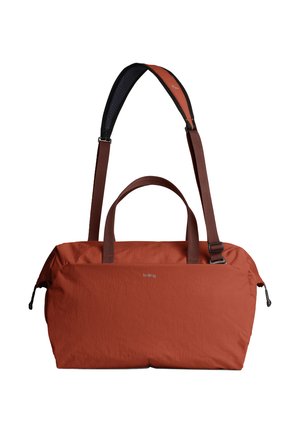 Borsa da viaggio in nylon rosso con doppie maniglie e tracolla regolabile. Presenta una texture liscia e un design semplice con un logo sulla parte anteriore.