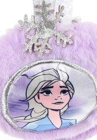 Llavero morado y peludo con una imagen de un personaje en un parche textil circular, bordeado en plata y con un acento de copo de nieve plateado.