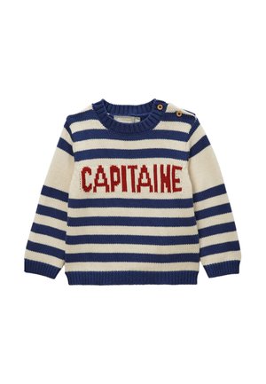 Pull en tricot pour enfant avec des rayures horizontales bleu marine et blanches, texte rouge « CAPITAINE » sur le devant, et deux boutons marron sur l'épaule gauche.