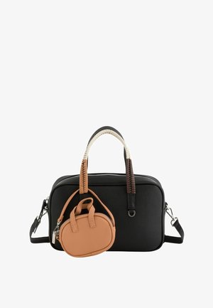 Bolso rectangular negro con un mini monedero ovalado en tono marrón claro desmontable, sujeto en la parte delantera y asas trenzadas multicolores.