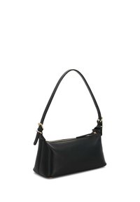 Sac à bandoulière en cuir noir avec une sangle fine et réglable et une fermeture éclair supérieure sur fond blanc.