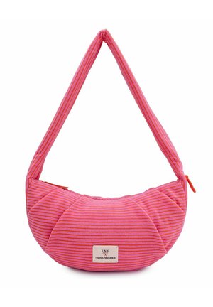 Sac à bandoulière en tissu rayé rose et orange avec une forme arrondie, un design matelassé et un petit patch logo rectangulaire à l'avant.