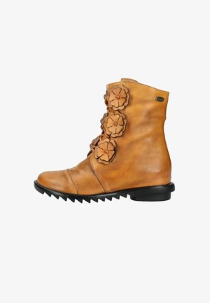 Hellbrauner Lederknöchelstiefel mit drei dekorativen Blumenapplikationen an der Seite und einer schwarzen gezackten Sohle.