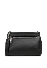 Borsa a mano in pelle nera con finitura texturizzata, tracolla in catena argentata, tasca con zip sulla parte frontale e forma rettangolare strutturata.