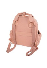Mochila de tela rosa con correas ajustables, un asa en la parte superior, bolsillos laterales y herrajes en oro rosa. Textura suave y diseño minimalista.