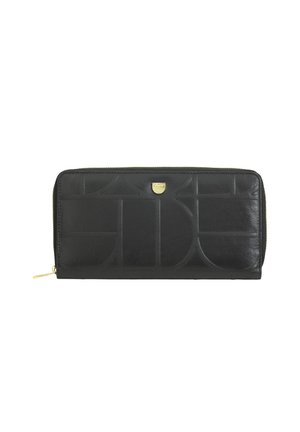Billetera de cuero negro con diseño geométrico en relieve, cierre de cremallera, hardware en tono dorado y superficie texturizada. Mide aproximadamente 25 centímetros de ancho.