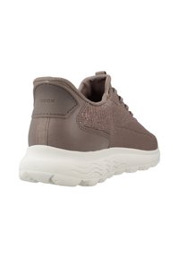 Zapatilla deportiva de lana y cuero marrón con suela blanca, costuras visibles y marca "GEOX" en el contrafuerte del talón, vista trasera en ángulo.