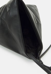 Calvin Klein BROOK CLUTCH - Alkalmi kézitáska - black