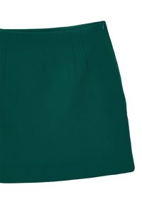 Gonna verde realizzata in tessuto testurizzato, con un taglio dritto, chiusura con zip invisibile e due pieghe verticali sul davanti.