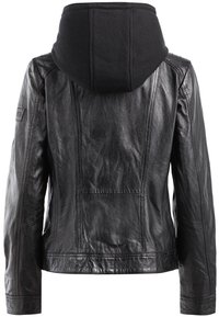 Schwarze Lederjacke mit tailliertem Design, ausgestattet mit einer schwarzen Kapuze. Sichtbare Nähdetails und glatte Textur. 