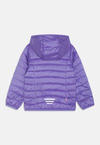 Violetinė pūkinė striukė su gobtuvu, pasižyminti quilted tekstūra, gumuotais rankogaliais ir mažu logotipo akcentu. Dizaino ypatybė - užpakalinė atspindinti detalė.