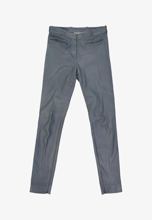 Pantalon slim gris foncé avec poches zippées à l’avant et fermetures éclair aux chevilles, posé à plat sur un fond blanc.
