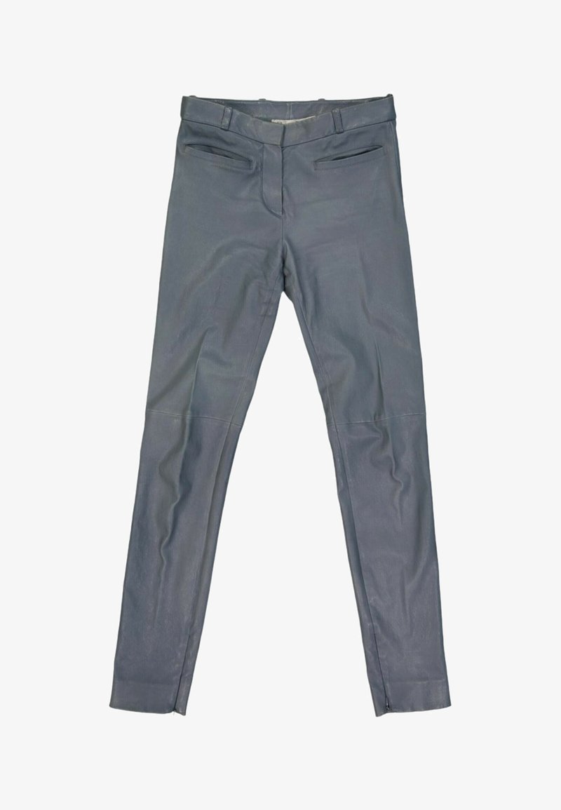 Pantalon slim gris foncé avec poches zippées à l’avant et fermetures éclair aux chevilles, posé à plat sur un fond blanc.