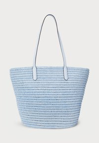 Gaiši zila austs iepirkumu soma ar divām rokturiem, kurai ir teksturēta virsma un plaša konstrukcija, piemērota ikdienas lietošanai.