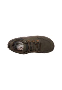 Chaussure marron à lacets avec un dessus texturé, semelle en caoutchouc et accents orange. Présente une semelle intérieure rembourrée avec un motif de galets.