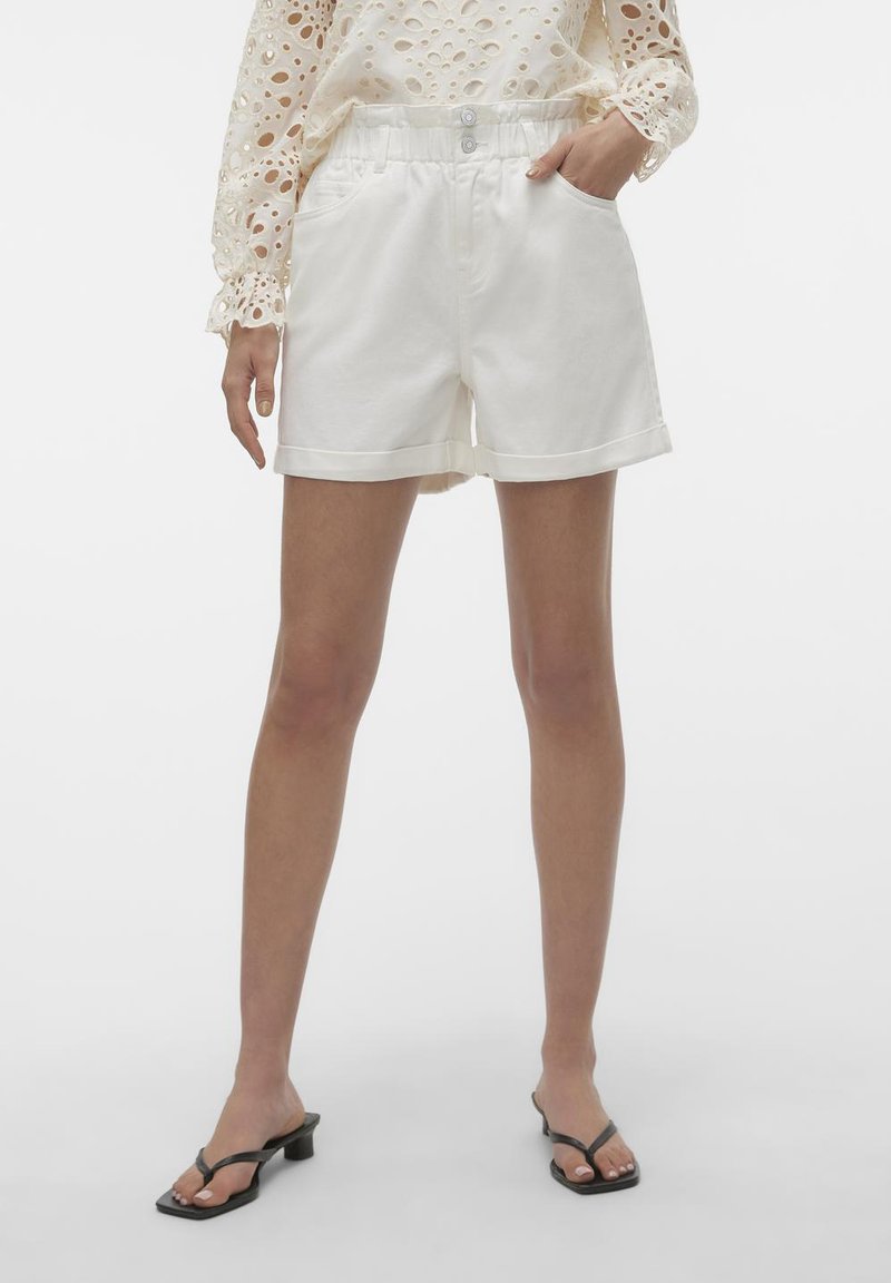 Vero Moda VMLYRA PAPERBAG - Džinsiniai šortai - snow white