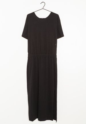 Schwarzes, kurzärmeliges Kleid aus weichem Stoff, mit elastischem Taillenbund und Seitenschlitzen für bessere Bewegungsfreiheit, an einem Haken hängend.