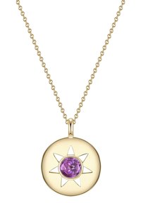 Zelta kulons ar apļa dizainu, kura centrā ir zvaigžņu raksts un purpura dārgakmens, karājas no smalkas ķēdītes.