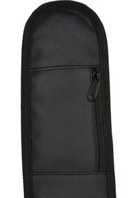 Funda acolchada negra hecha de material sintético texturizado, con un bolsillo con cremallera y costuras reforzadas a lo largo de los bordes.