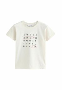 Hellbeige Baumwoll-T-Shirt mit einem Grafikdesign von Buchstaben, wobei das Wort "SHUT" in Rot hervorgehoben ist. Kurzärmlig und mit Rundhalsausschnitt.