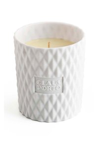 Weißer Kerzenhalter aus Keramik mit einem strukturierten, diamantartigen Muster und einem eingeprägten Logo; enthält eine Kerze mit einem sichtbaren Holzdocht.