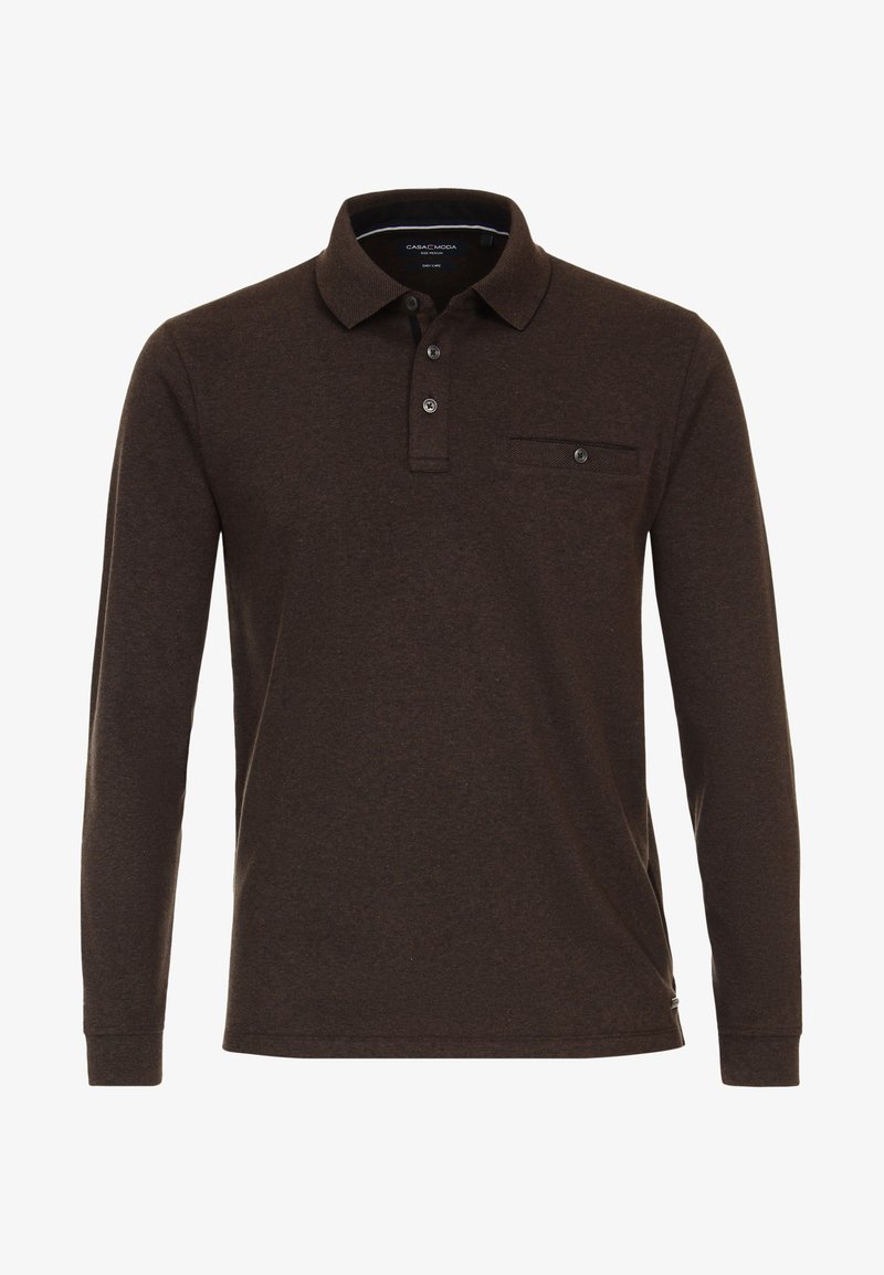 Braunes Langarm-Polohemd aus weichem Stoff, mit einem Kragen, Knopfleiste und einer Brusttasche mit einem Knopfdetail.