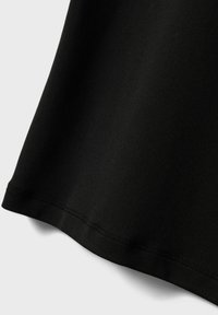 Zwart katoenen stof met een gladde textuur, voorzien van een afgeronde zoom en subtiele stiksels, wat zorgt voor een schone, minimalistische uitstraling.