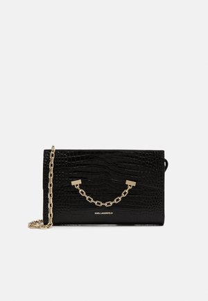 Sac bandoulière noir à texture de crocodile avec une chaîne dorée et le logo Karl Lagerfeld à l'avant sur fond blanc.