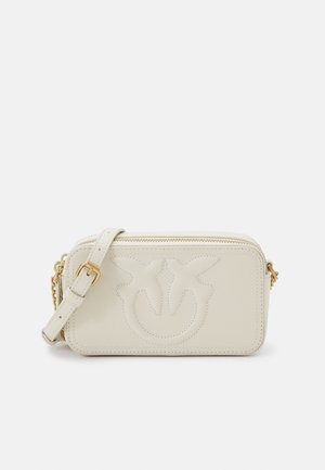 Sac bandoulière en cuir crème avec un design floral en relief, quincaillerie dorée, fermeture zippée et une bandoulière réglable. Finition texturée.