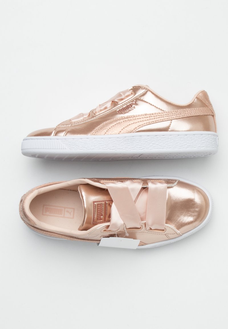 Metalliska rosaguld sneakers med vita gummisålar. Slät överdel med satinliknade snören och texturerade detaljer på sidorna.