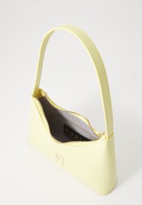 Gelbe Kunstleder-Handtasche mit einem gebogenen Schultergurt, Reißverschluss oben, grauem Innenfutter und einem geprägten Logo auf der Vorderseite.
