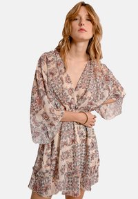 Abito con motivo floreale, dal design ampio e fluido, realizzato in tessuto leggero. Presenta maniche lunghe e un orlo arricciato in delicati colori pastello.